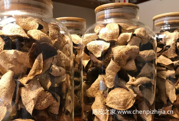 不同年份陈皮分别用容器装起来进行存放