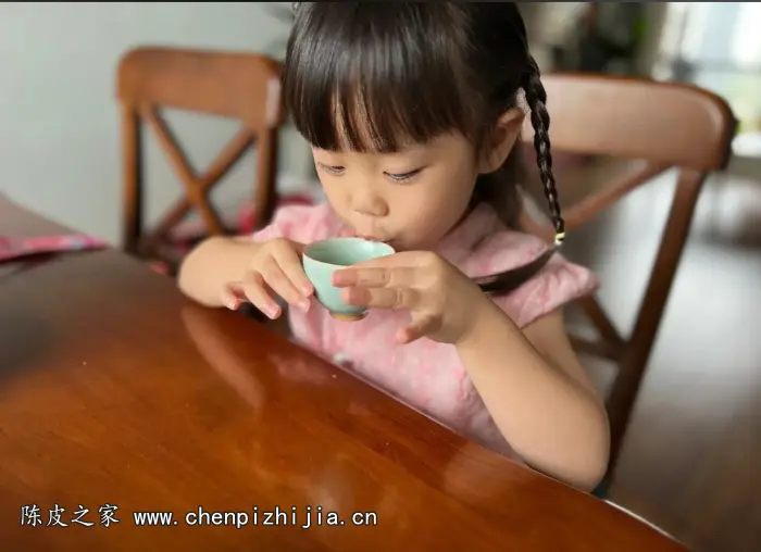 小朋友喝陈皮茶