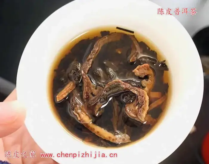 冲泡陈皮普洱茶