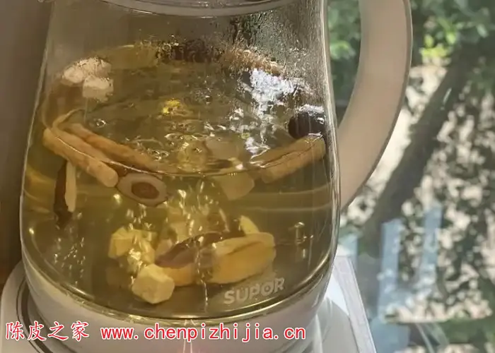 当归黄芪可以和玫瑰花陈皮一起泡水喝吗